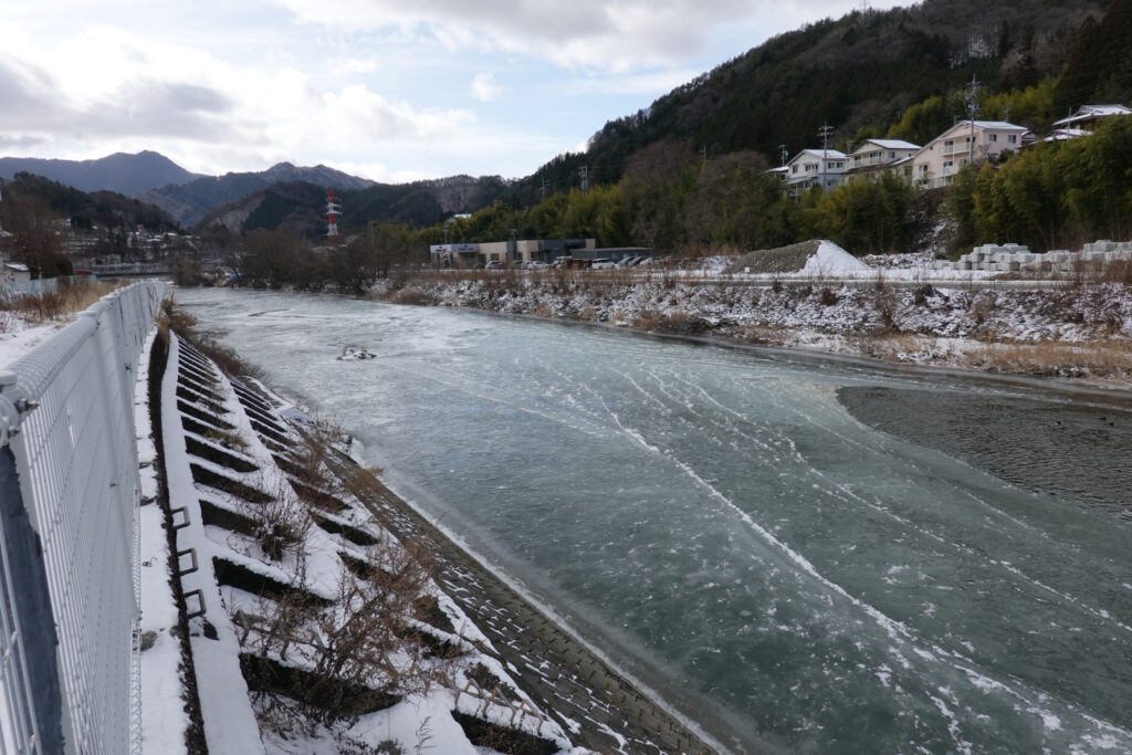 久しぶりに木曽川が凍りました